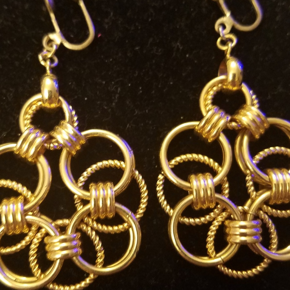 Vintage gold tone metal screw back earrings